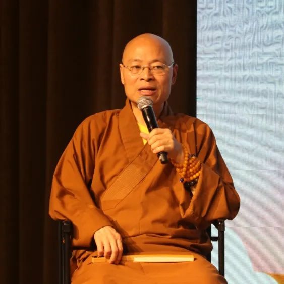 牧师袍：从神圣到时尚，一着打造不同气质