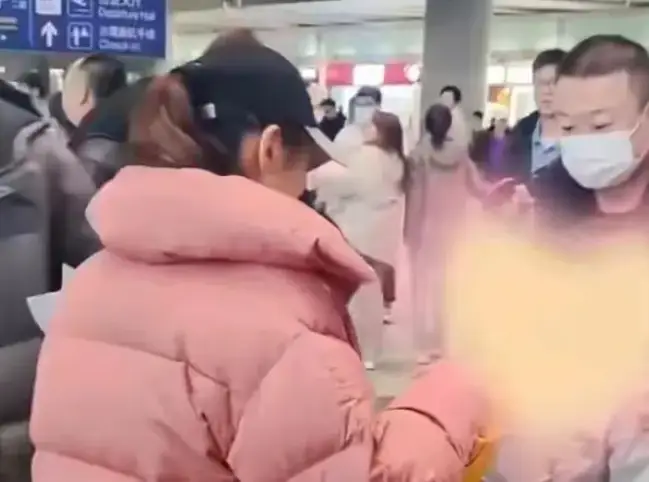公交遇到咸猪手_公交车上遇到小荡妇_公交车上遇到美女