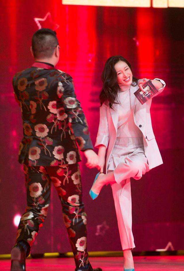 公交车上遇到美女_公交遇到咸猪手_公交车上遇到小荡妇