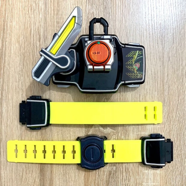 假面骑士铠武玩具腰带-铠武玩具腰带：勇气与冒险的源泉，勾起内心深处的热情和梦想