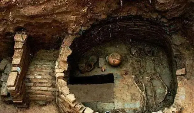 密室逃脱古墓笔记墓碑怎么过_笔记逃亡古墓密室在哪_密室逃亡古墓笔记3