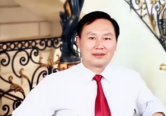 梦见银白色的鱼在游_梦见看见了好多的银鱼在水里游_梦见银鱼是什么意思