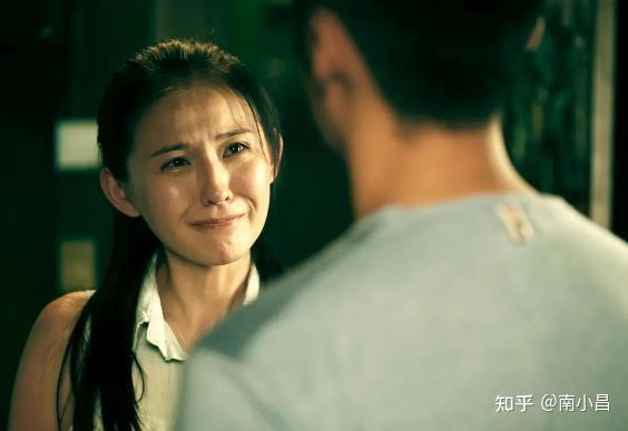 爱情如双刃左轮：美丽致命，心跳与胆战并存的复杂情感