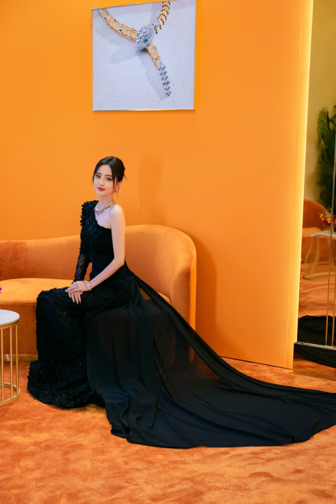 晚礼服发型教程视频_晚礼服配什么发型_晚礼服的发型